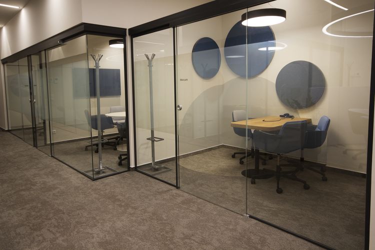 belátásgátló ablakfólia áttetsző állapotban