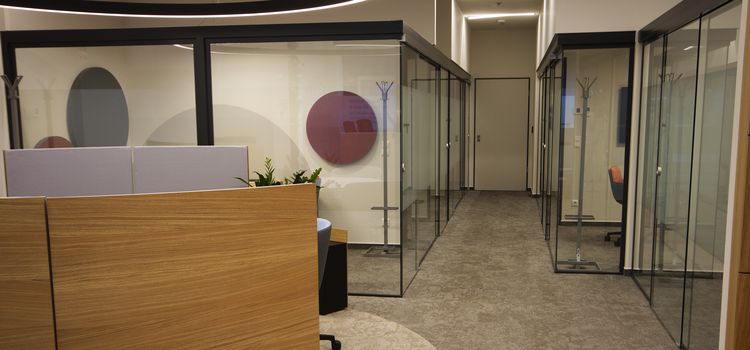 üveg térelválasztó fal áttetsző állapotban