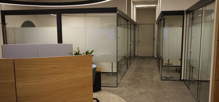 üveg térelválasztó fal opálos állapotban